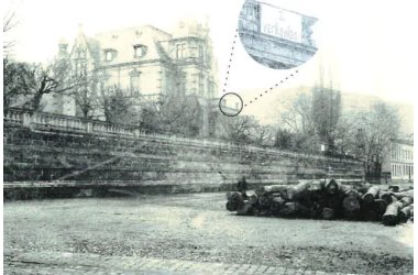 Villa Belgrano am Ende des Ersten Weltkriegs. Vor der Villa sind Sandsäcke aufgestapelt und am Balkon hängt ein Schild mit der Aufschrift „Zu verkaufen“.
