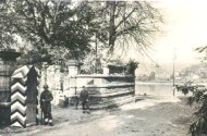 französische Besatzung der Villa Schwarzweißfoto der Tore von Villa Belgrano. Vorne stehen zwei französische Soldaten Wache.