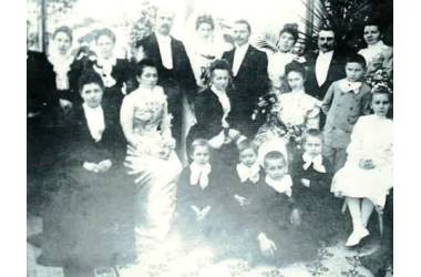 Ein Schwarz-Weiß-Foto von der Hochzeit von Agnes Weltmann mit dem Brauereibesitzer Cremer. Die beiden Brautpaare sind von Freunden und Familie umgeben.